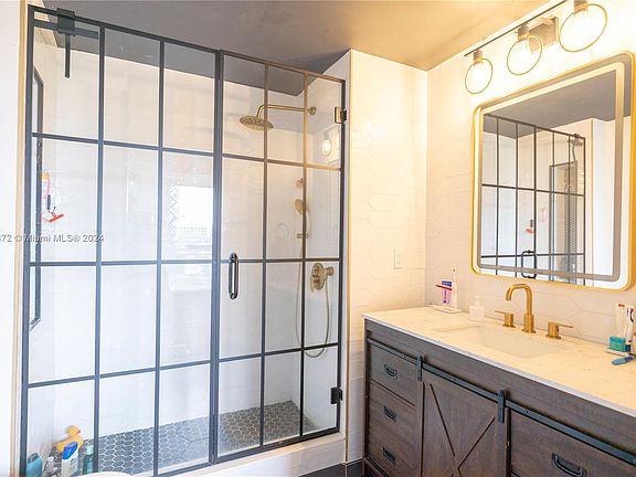4th image of 455 NE 25th St APT 805