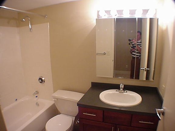 2nd image of 600 E 8th St APT 3R