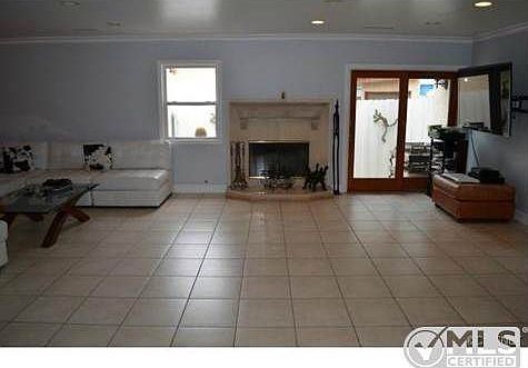 3rd image of 5833 Cahill Ave