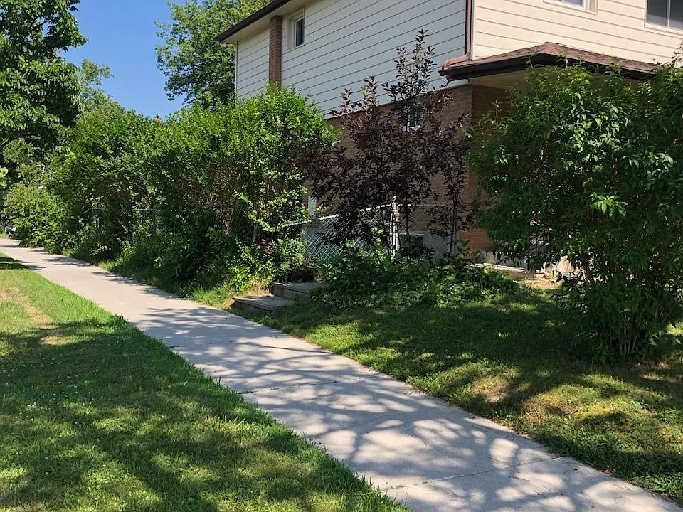 211 Pineway Blvd