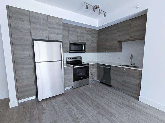 5th image of 13825 NE 13th Ave