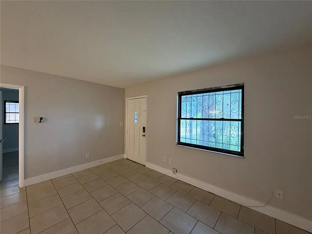 3 bed, 2.0 bath, 1085 sqft, $2,000 — Photo 4