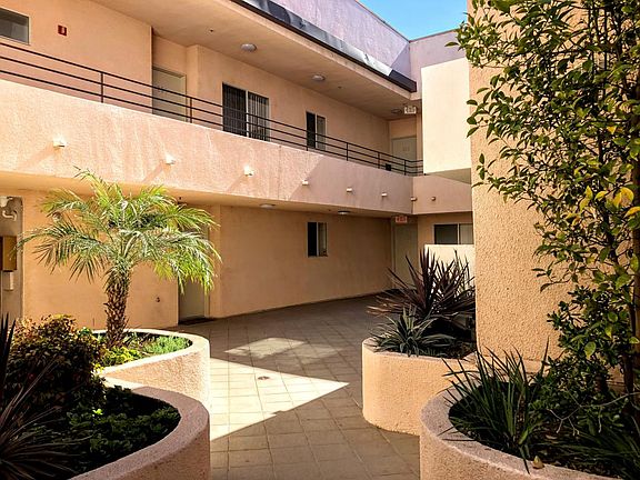 2nd image of 4417 Hazeltine Ave APT 103
