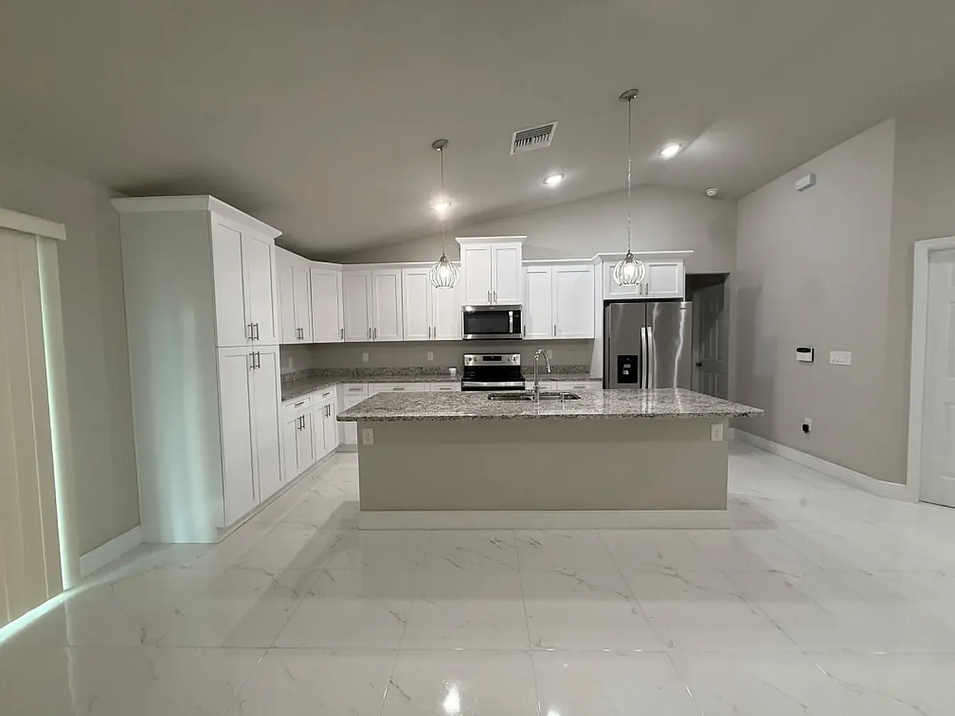 3 bed, 1618 sqft, $2,200 — Photo 2