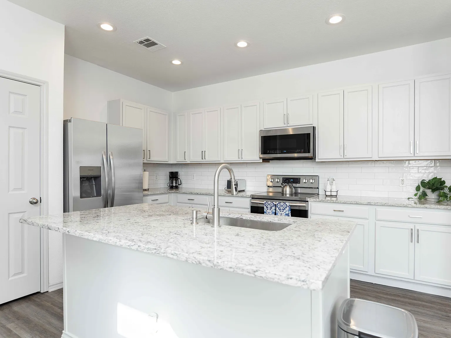 2672 Blackstone Dr — Photo 3