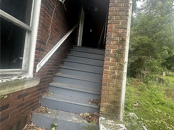 3rd image of 1043 S Webb Ave