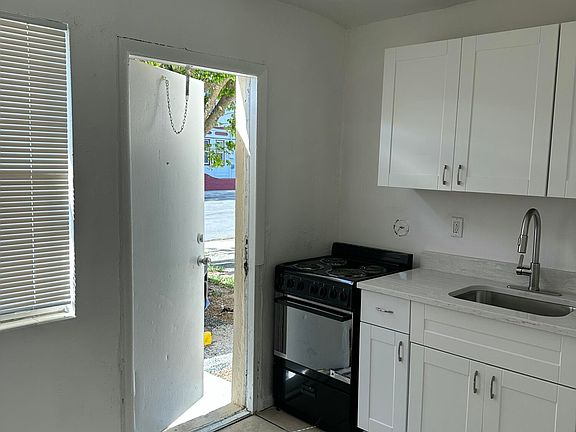 4th image of 815 4th St APT 1