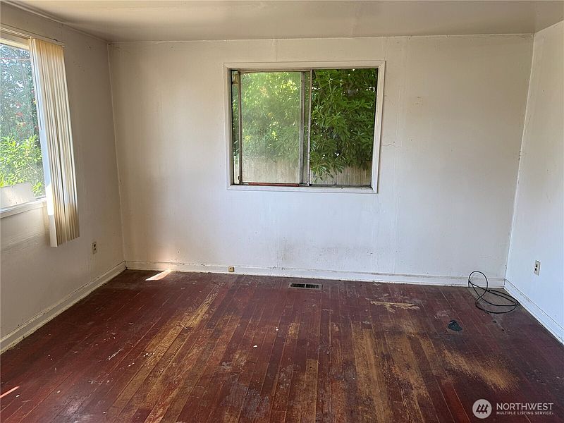 3rd image of 915 Greenleaf Avenue