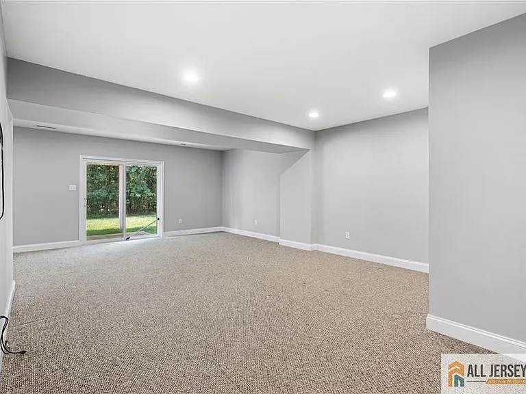 89 Isabelle Ct — Photo 2