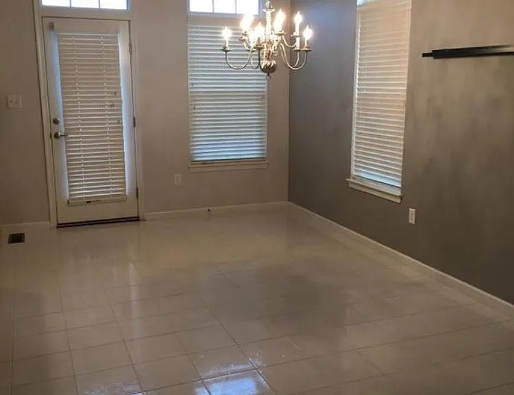 306 Fairgate Dr — Photo 3
