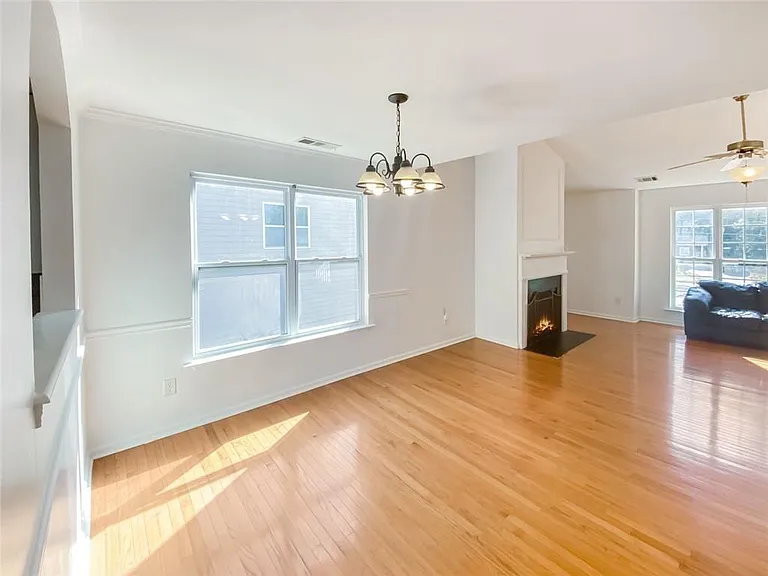 1068 S Gordon Rd — Photo 5