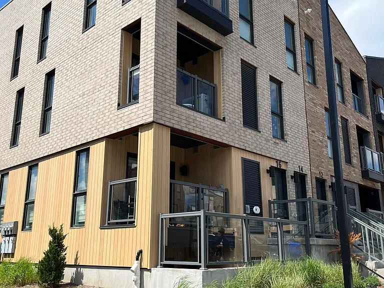 16 Urbane Blvd — Photo 3