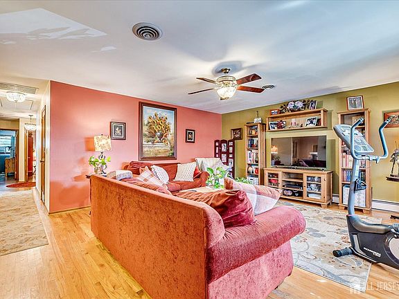 4th image of 606 Knopf St