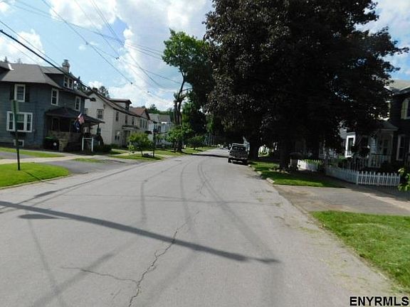 3rd image of 402 N Prospect St