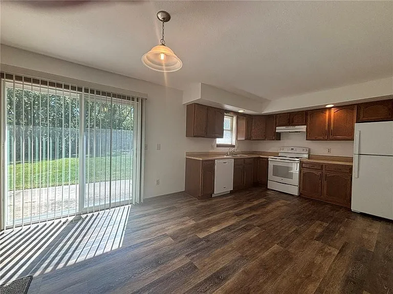 3928 Messanie St — Photo 4