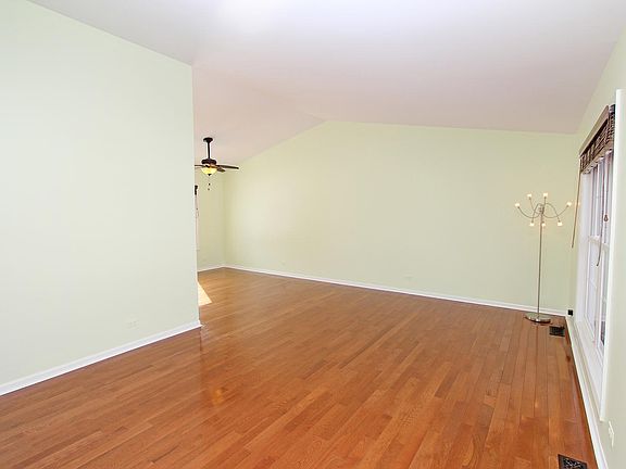 4th image of 690 Waterford Ct
