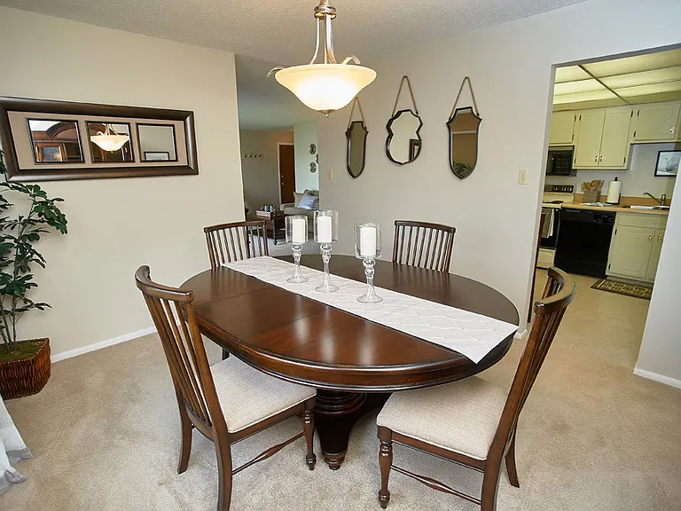 Classic Series Dining Room at Somerset Lakes