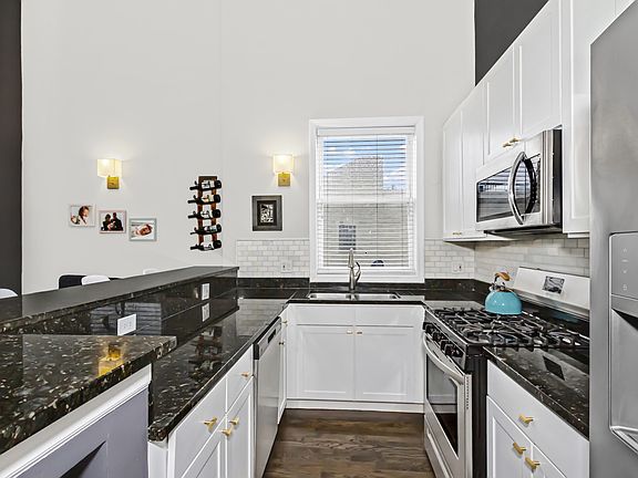 5th image of 1942 W Armitage Ave #3