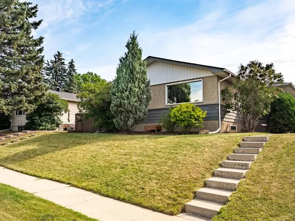 3220 W 14th St NW, Calgary, AB T2K 1H8