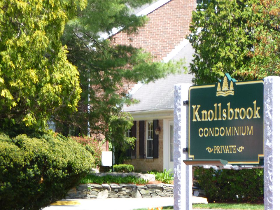 Knollsbrook entrance