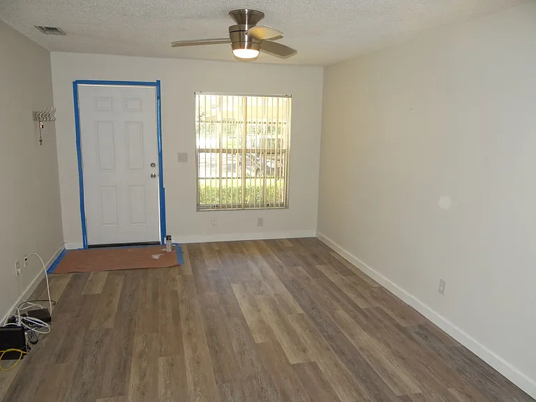 1116 Castlemay Cir — Photo 5