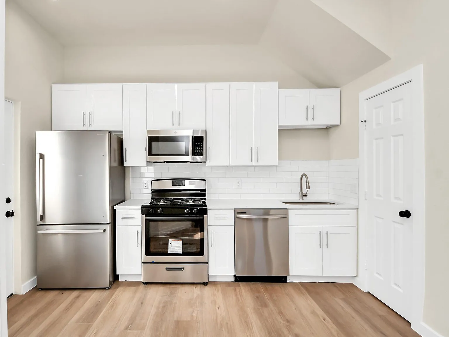 3 bed, 2.0 bath, 1580 sqft, $1,950 — Photo 1