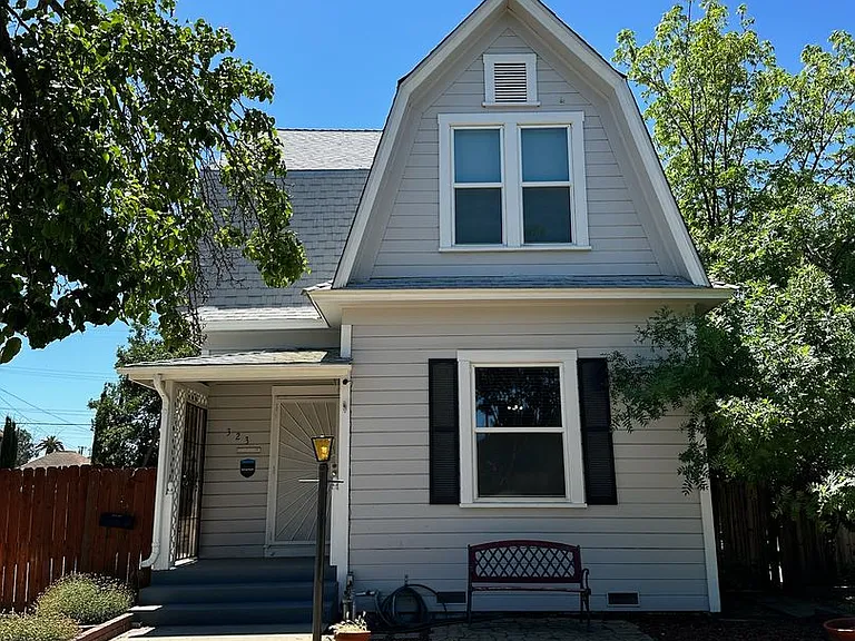 323 W Myrtle St — Photo 2