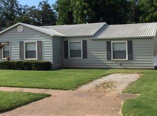 711 W Cora St, Seymour, TX 76380