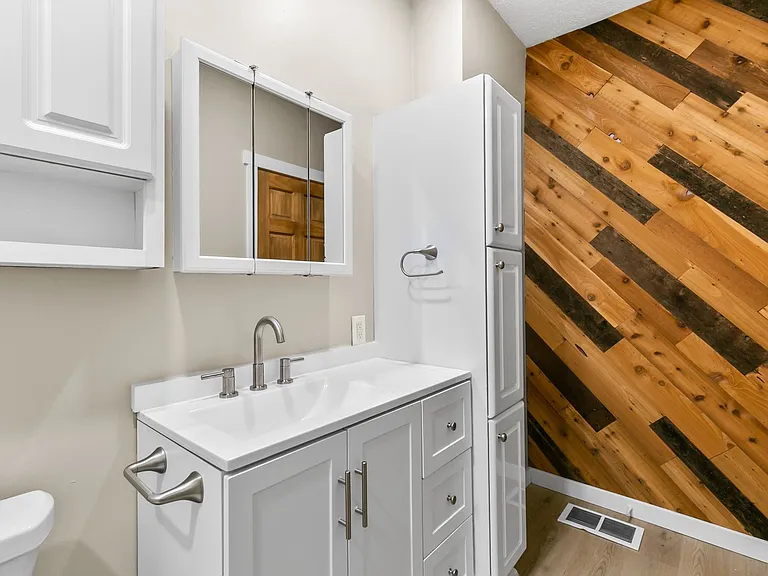 125 E Charles St — Photo 9