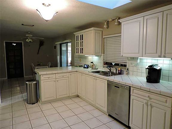 2nd image of 925 25th Ave