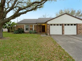 429 E Castle Harbour Dr, Friendswood, TX 77546