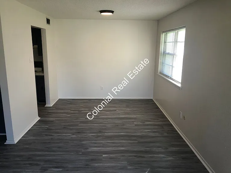 805 Laurelwood Dr — Photo 2