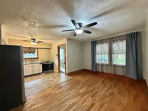 3127 W Maple St — Photo 5
