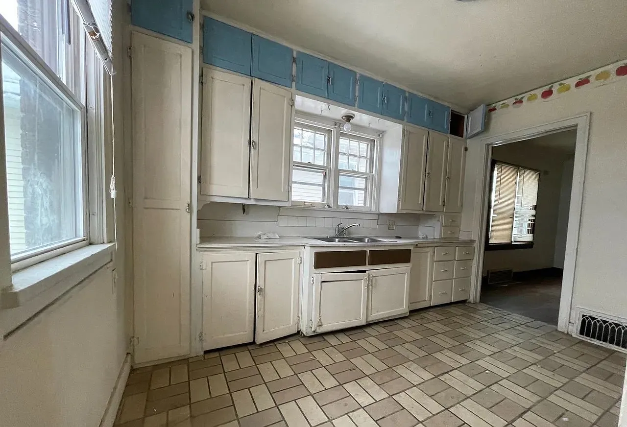 342 N Ashland Ave — Photo 3