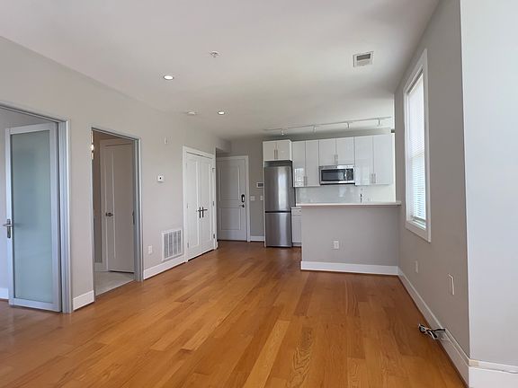 4th image of 1209 G St SE Unit 8