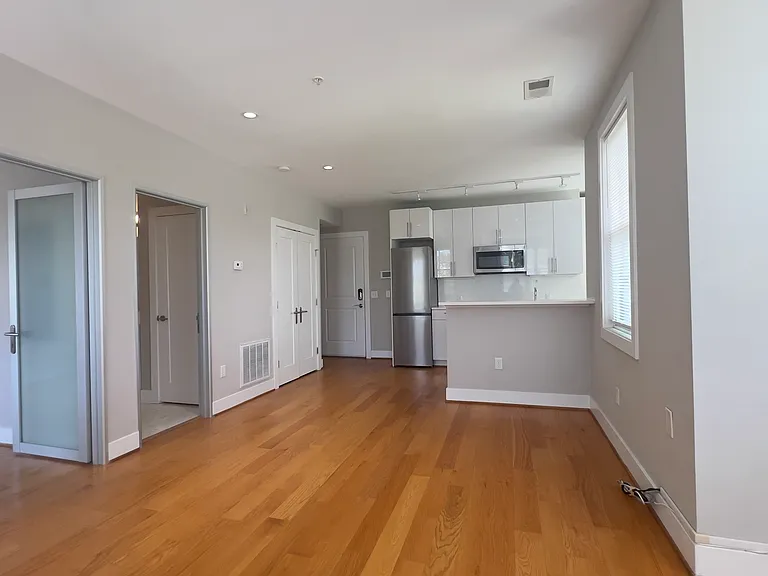 1209 G St SE #8 — Photo 4