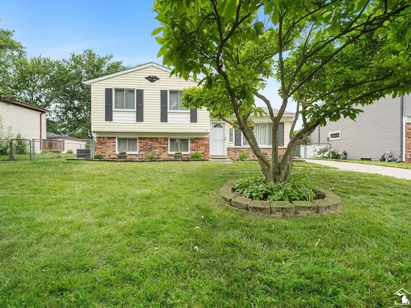 23108 Meadows Ave, Flat Rock, MI 48134