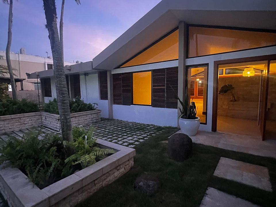 Modern single-level residence in Arboleda, Guaynabo's most secure neighborhood. 

Residencia de un solo nivel en Arboleda, la comunidad mas segura de Guaynabo.