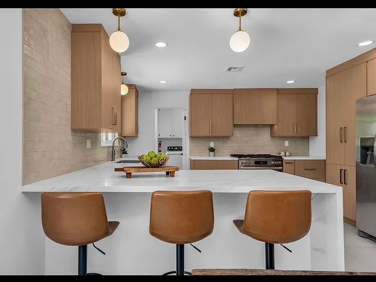1111 S San Joaquin Dr — Photo 4