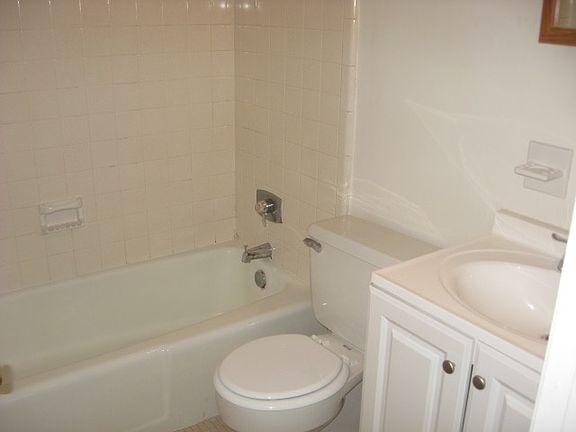 4th image of 4112 Queenswood Dr APT D