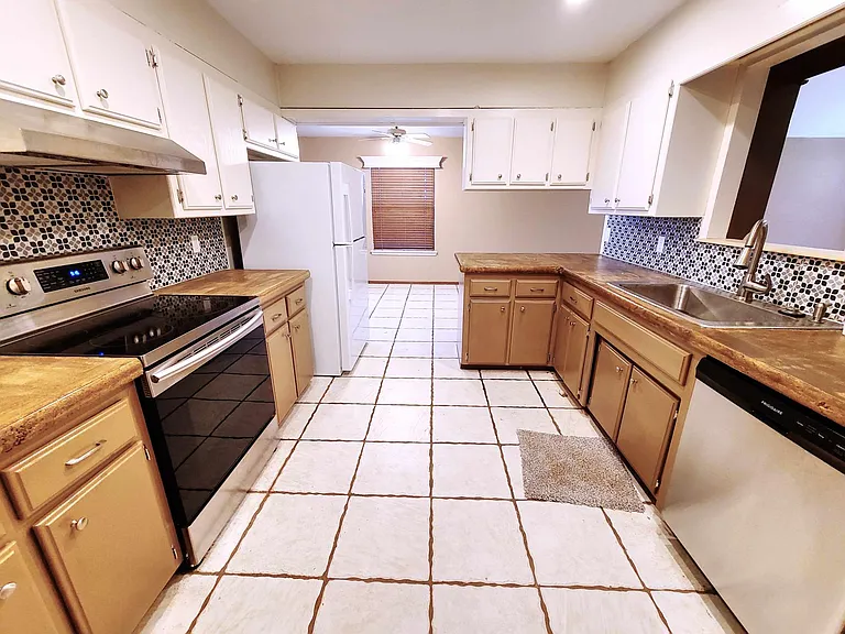10413 Glascow Dr — Photo 7