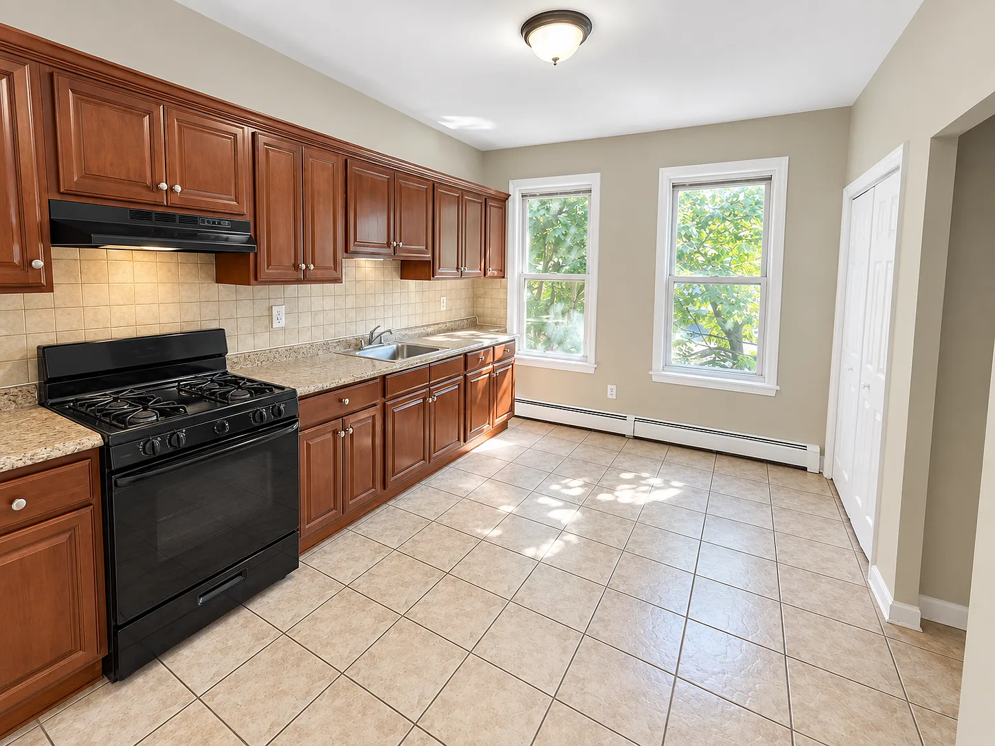 3 bed, 1200 sqft, $2,095 — Photo 2