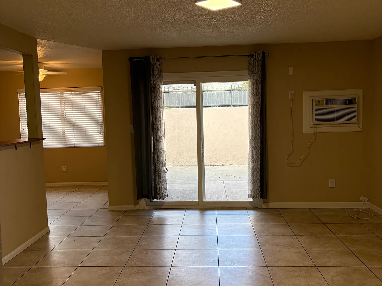 375 W Vernon Dr — Photo 2