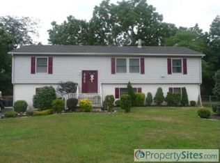 6996 Headley Ct, Levittown, PA 19057