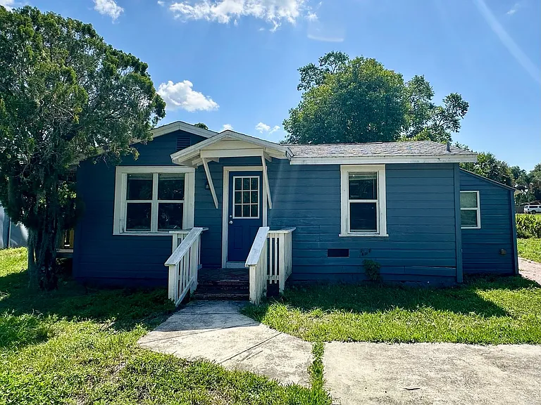 902 Canal Dr — Photo 1