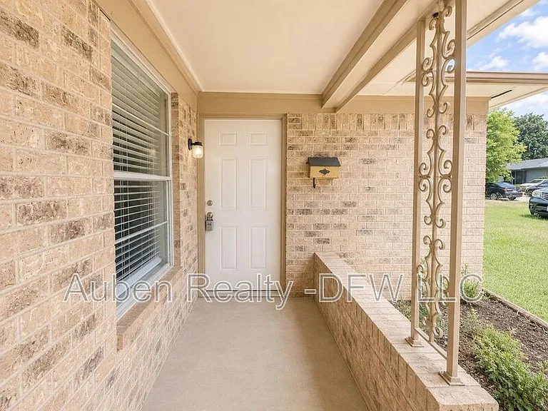 930 Lindy Ct — Photo 2