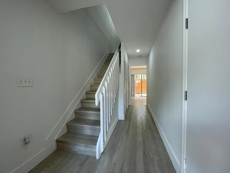 Entryway (1st floor)far