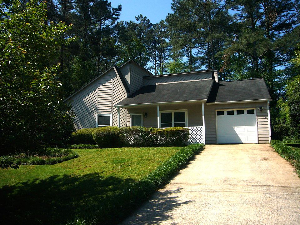 New garage door and opener. Located on a quiet street. 