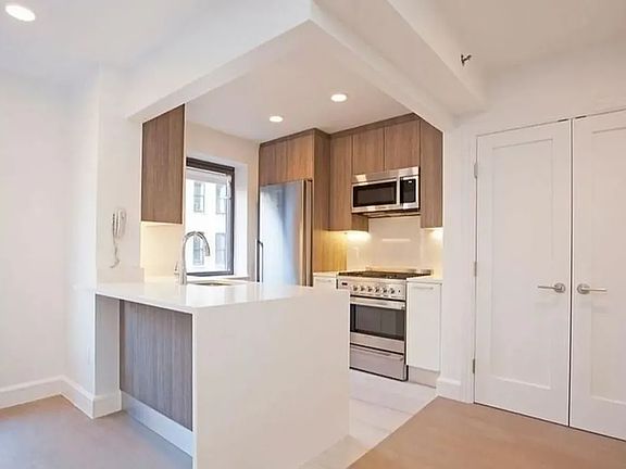 3rd image of 311 W 50th St APT 4C