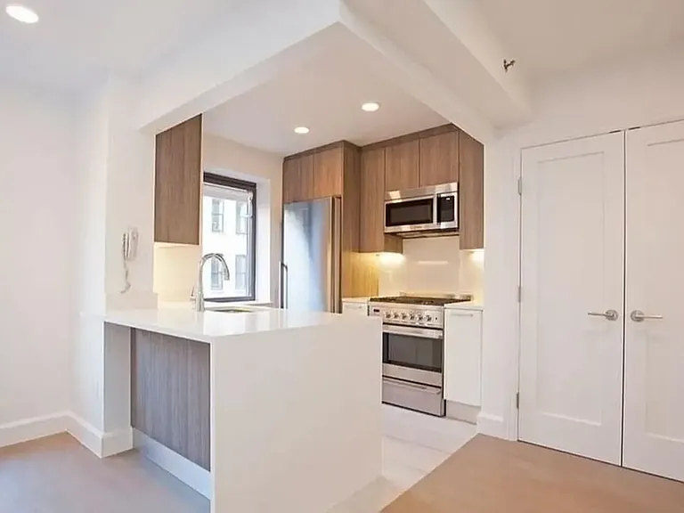 311 W 50th St #4C — Photo 3
